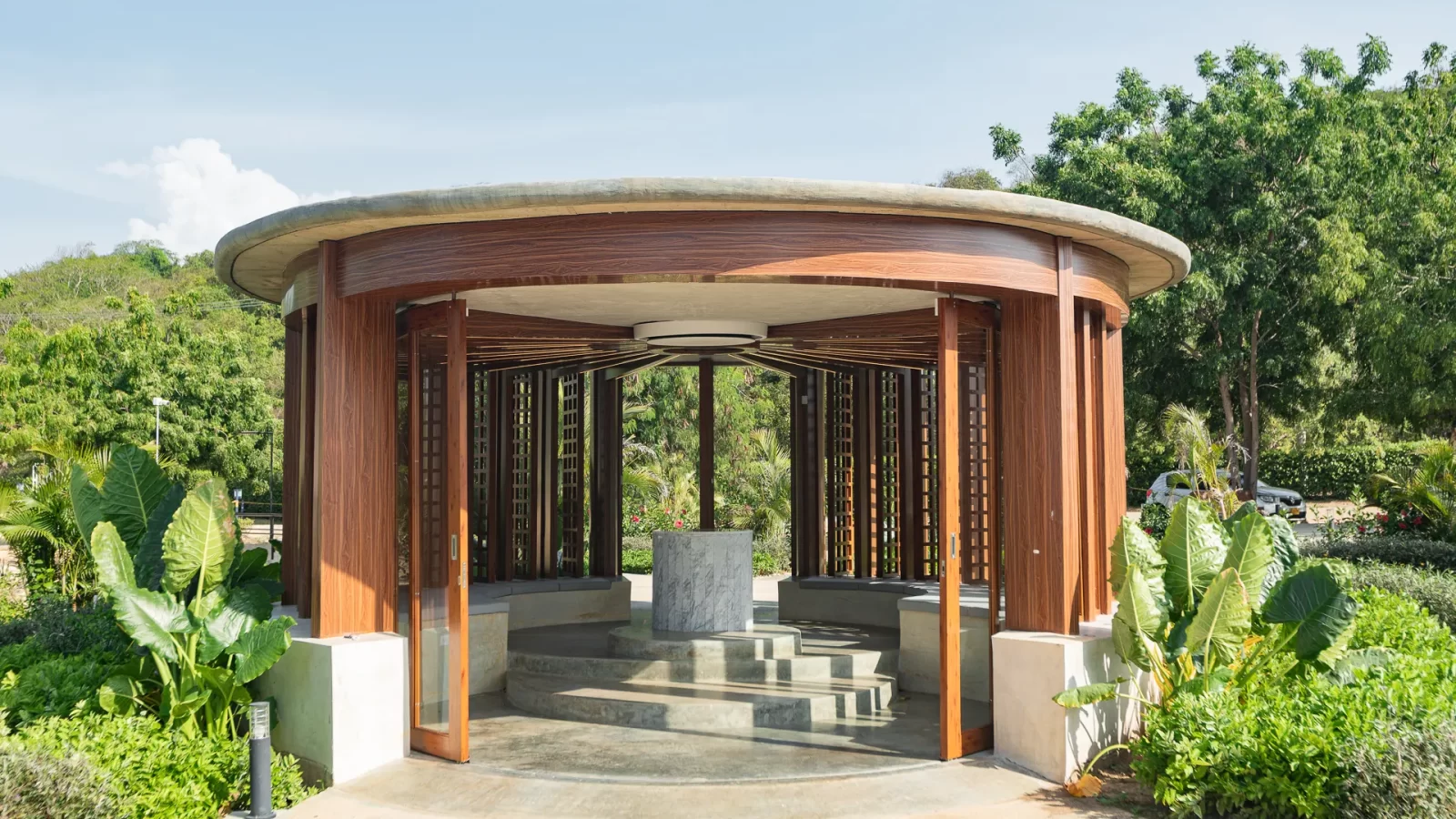Oratorio con arquitectura cristiana contemporánea inspirado en la unión entre lo divino y lo humano
